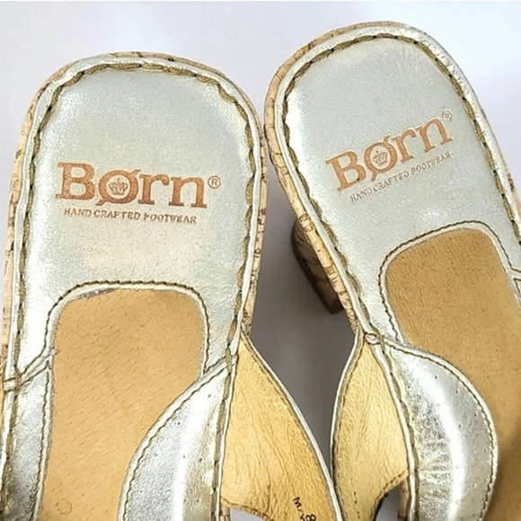 ⭐️$3/ $30⭐️ Born Leather Gold Thong Cork Wedge Cushioned Sandals Sz 39/8 - Picture 4 of 13